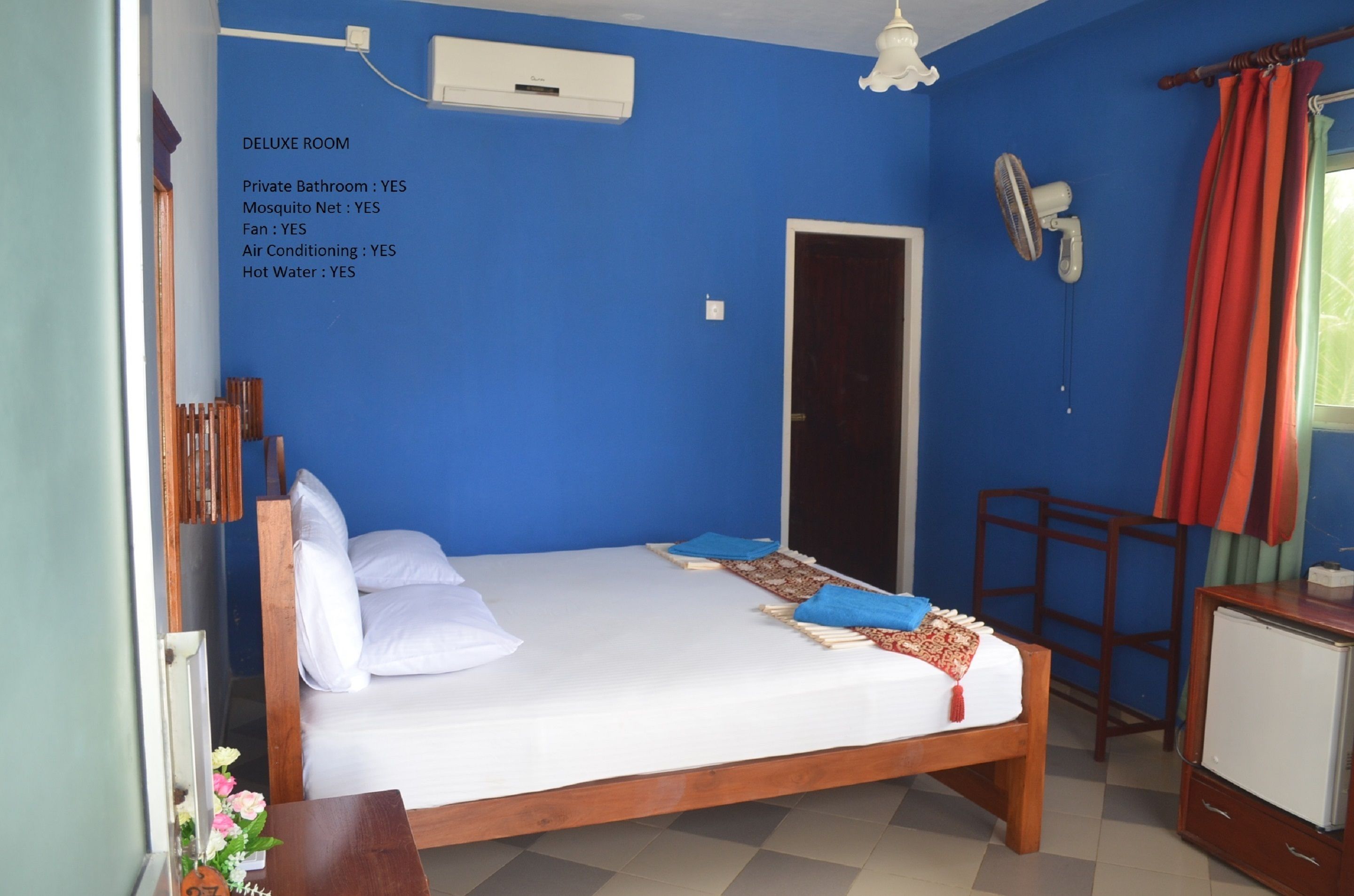 Een LUXE kamer met een eigen badkamer, klamboe, ventilator, airconditioning en warm water.