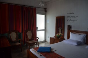 Habitación de lujo con baño privado, mosquitero, ventilador, aire acondicionado y agua caliente.