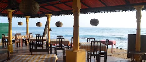 Se sirven desayunos, comidas, cenas y cocina india