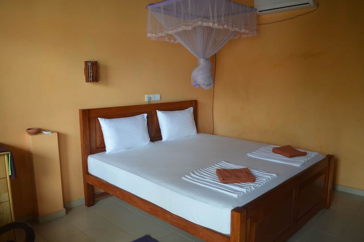 Standard Room, 1 Bedroom, Balcony, Partial Ocean View | Desk