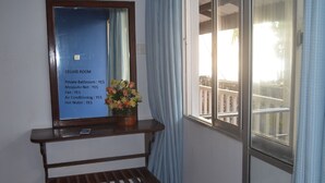 Habitación de lujo con baño privado, mosquitera, ventilador, aire acondicionado y agua caliente.