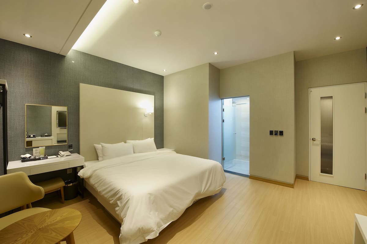 1 Schlafzimmer, individuell dekoriert, individuell eingerichtet