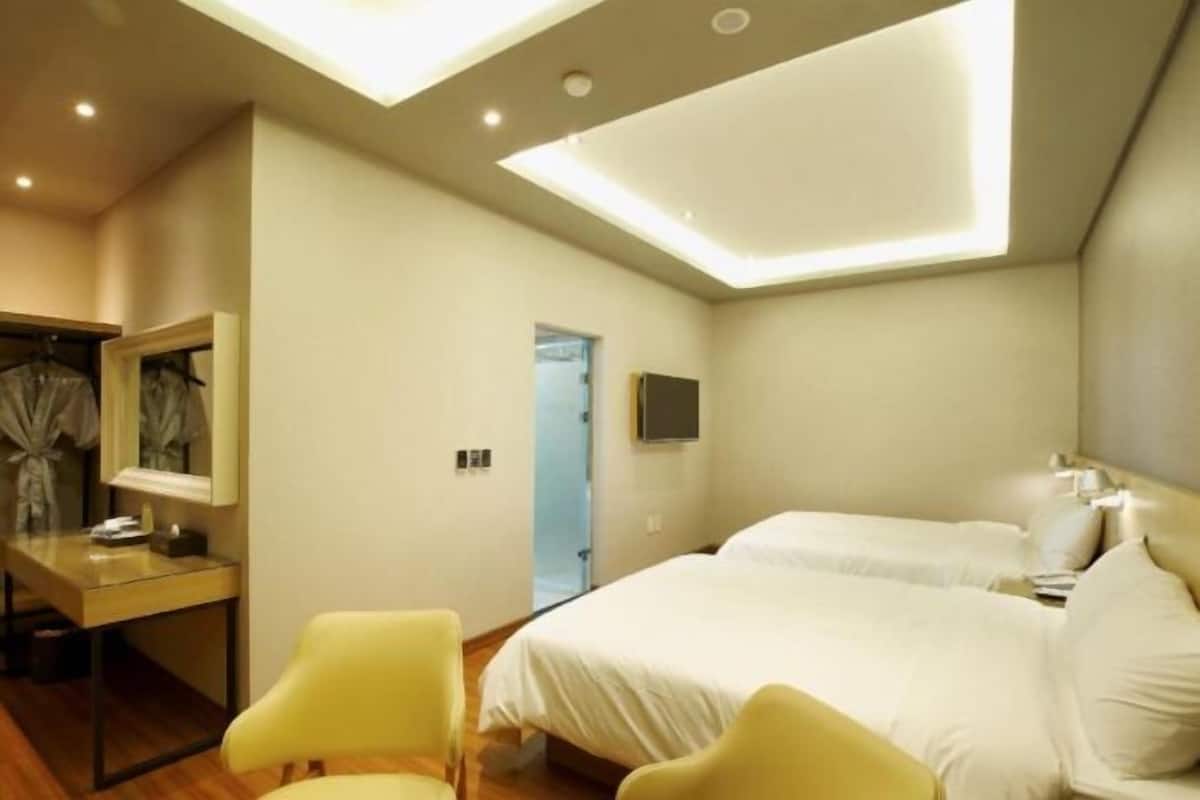 1 bedroom, individually decorated, individually furnished, desk