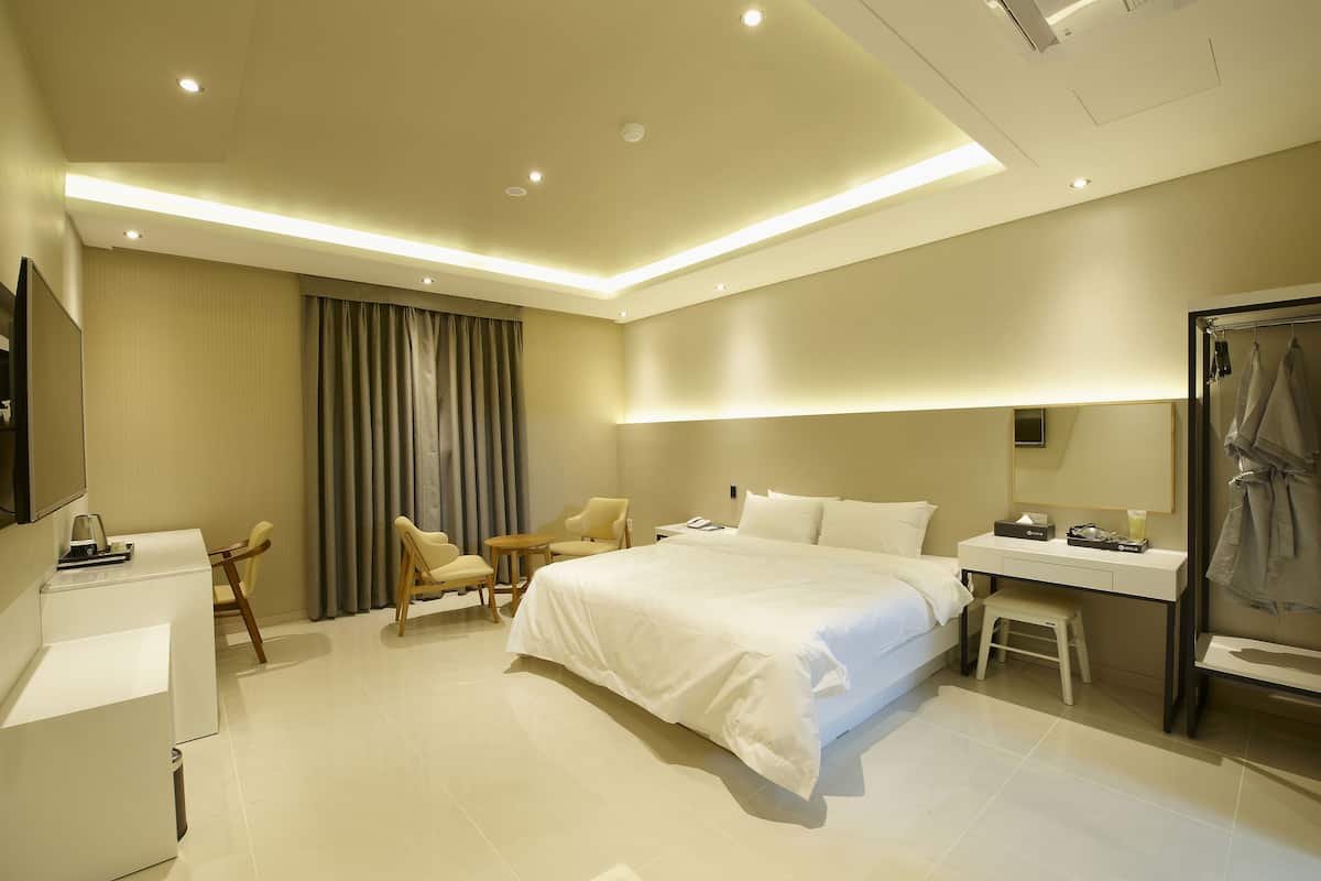 1 Schlafzimmer, individuell dekoriert, individuell eingerichtet