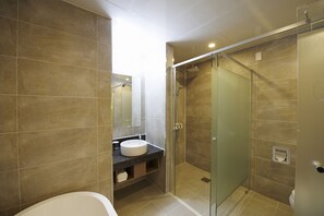 Deluxe Twin Room | Bathroom | Hair dryer, bathrobes, slippers, towels - Hotel B (Gwangju)