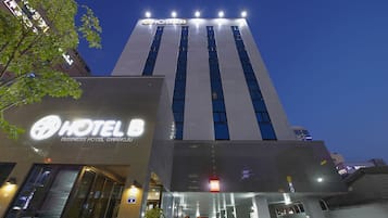 Depan hartanah - siang/malam