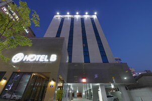 Konaklama yerinin ön cephesi - akşam/gece