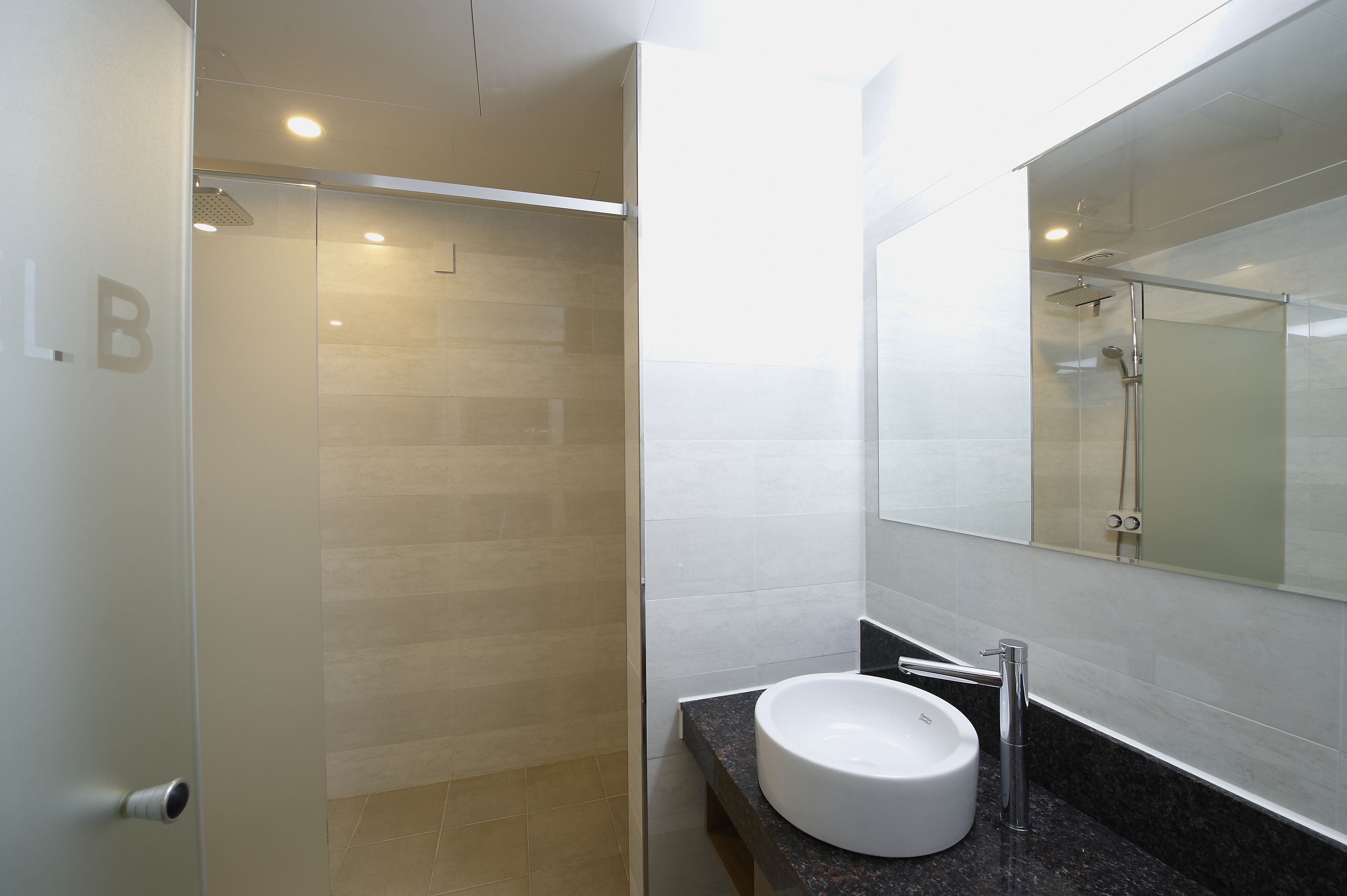 standard double room | bathroom | free toiletries, hair dryer, bathrobes, slippers