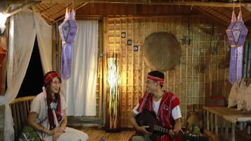 Bamboo Hut | Área de sala de estar | Televisión LCD de 32 pulgadas con canales por cable y televisión