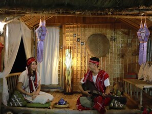 Traditionele kamer | Woonruimte | Een 32-inch lcd-televisie met kabelzenders en televisie