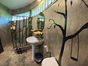 Bann Fa Kieng Din Bsao | Bathroom | Shower, free toiletries, hair dryer, towels - Naracha Resort (Sukhothai)