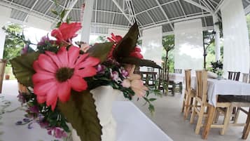 Petit déjeuner, déjeuner et dîner servis sur place, plats Cuisine thaï