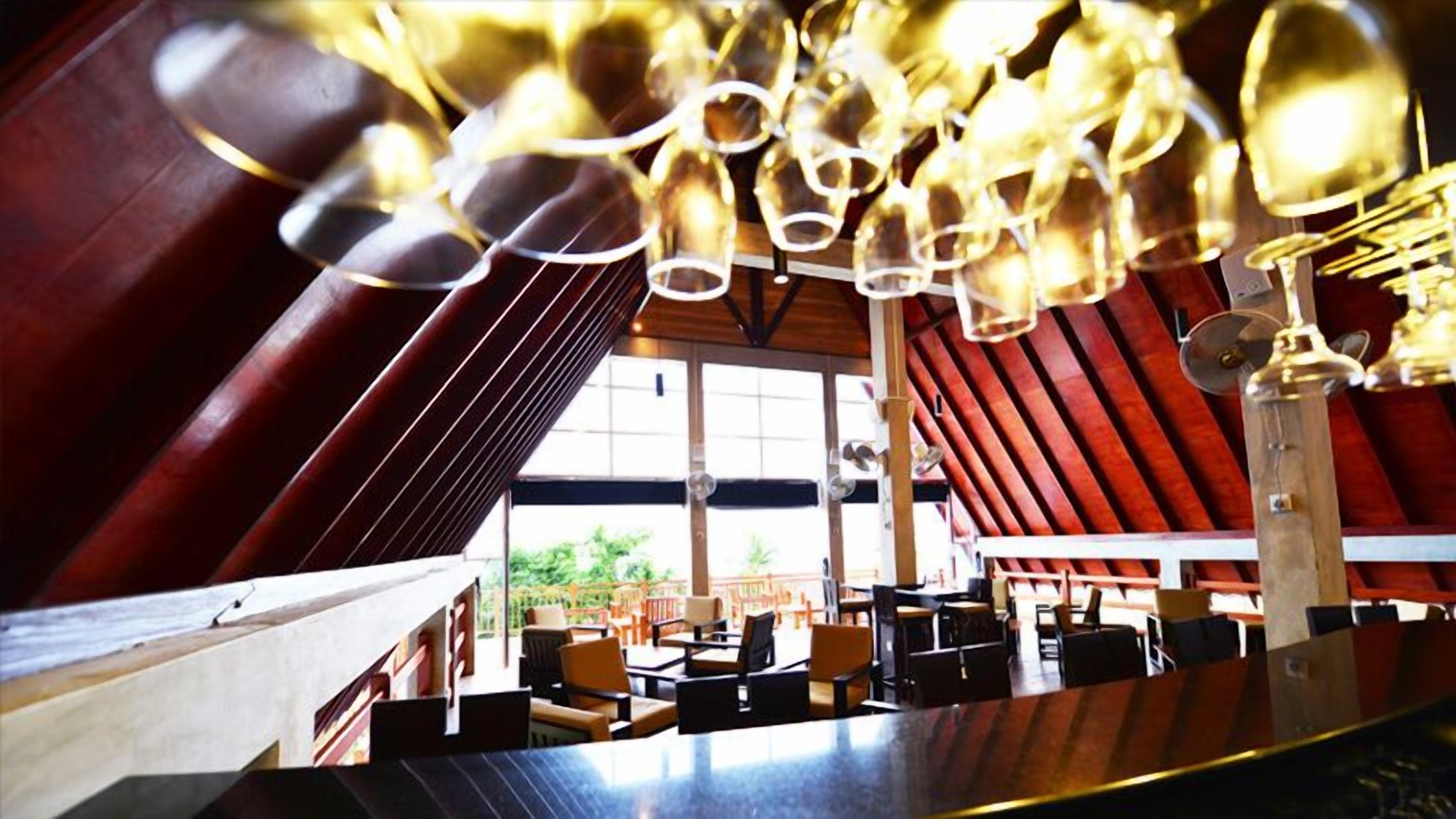 Lunch and dinner served, international cuisine