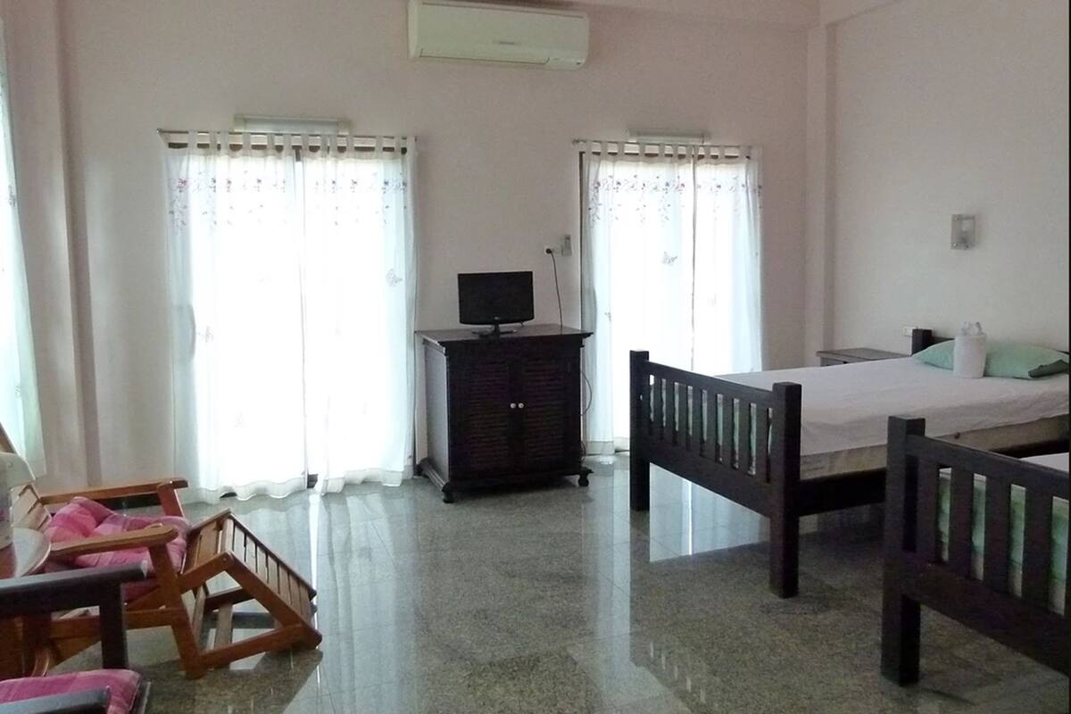 Deluxe Twin Room | Peti besi dalam bilik, meja, langsir/tirai gelap terus 