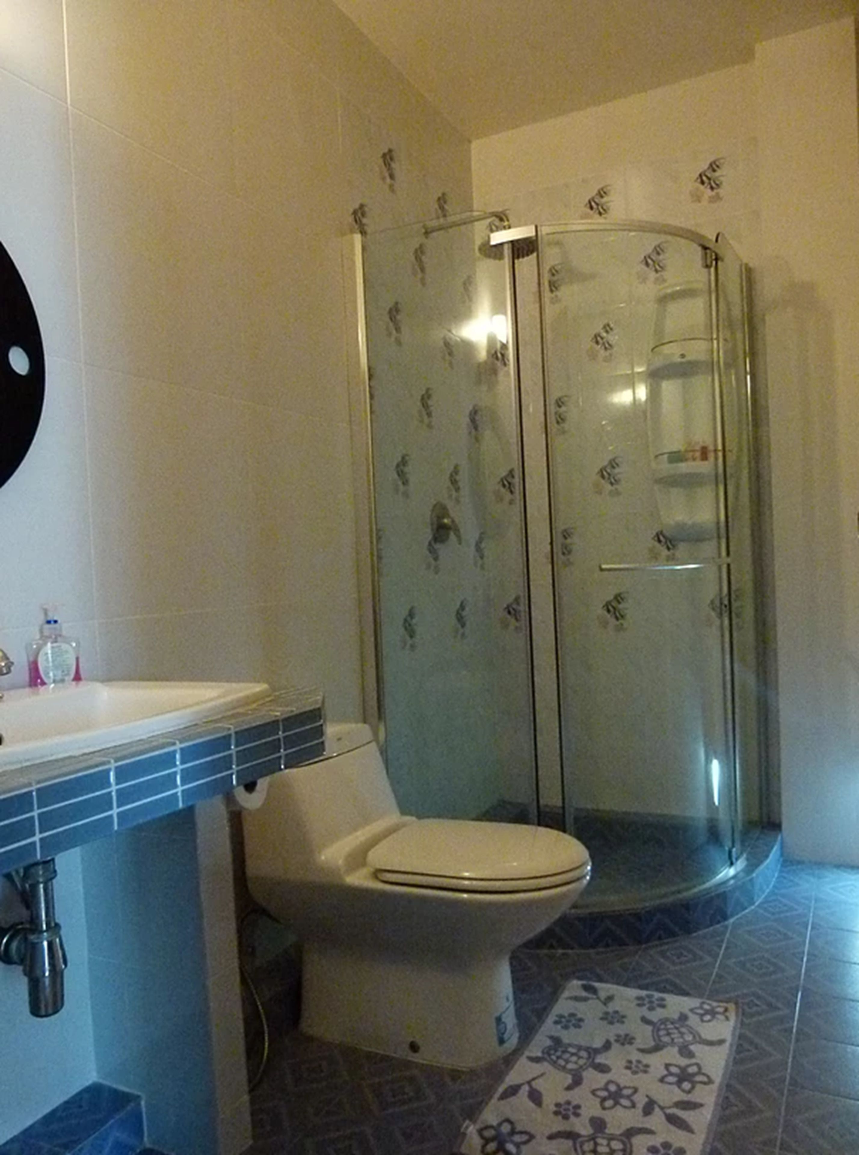 deluxe double room | bathroom | shower, free toiletries, hair dryer, slippers