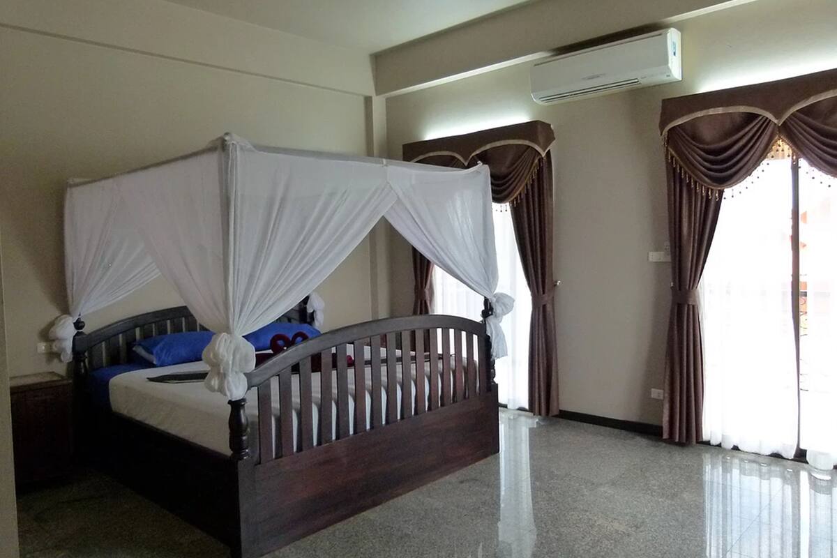 Deluxe Double Room | Peti besi dalam bilik, meja, langsir/tirai gelap terus 