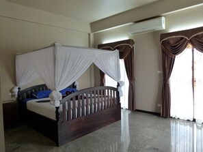 华丽双人房 | 客房内保险箱、办公桌、遮光窗帘、免费婴儿床