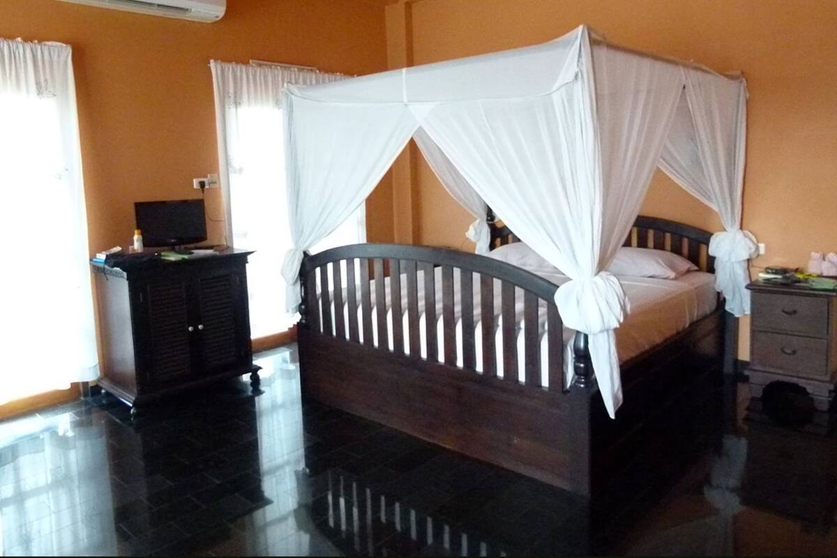Family Room | Peti besi dalam bilik, meja, langsir/tirai gelap terus 