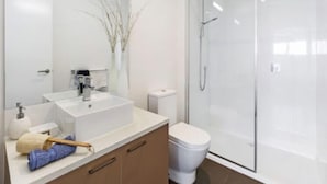 Two Bedroom Apartment | Bathroom | Shower, free toiletries