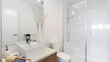 Two Bedroom Apartment | Bathroom | Shower, free toiletries