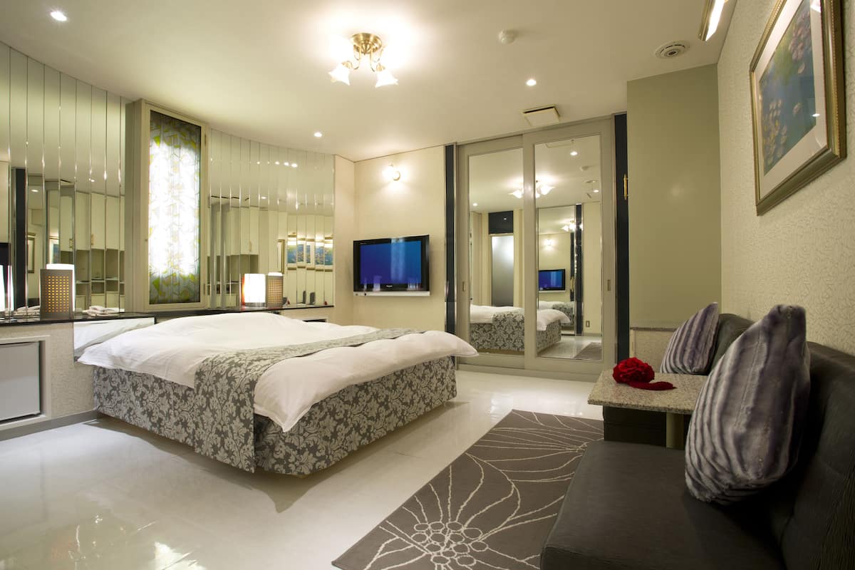 Een minibar, geluiddichte muren, gratis wifi, individueel gedecoreerd