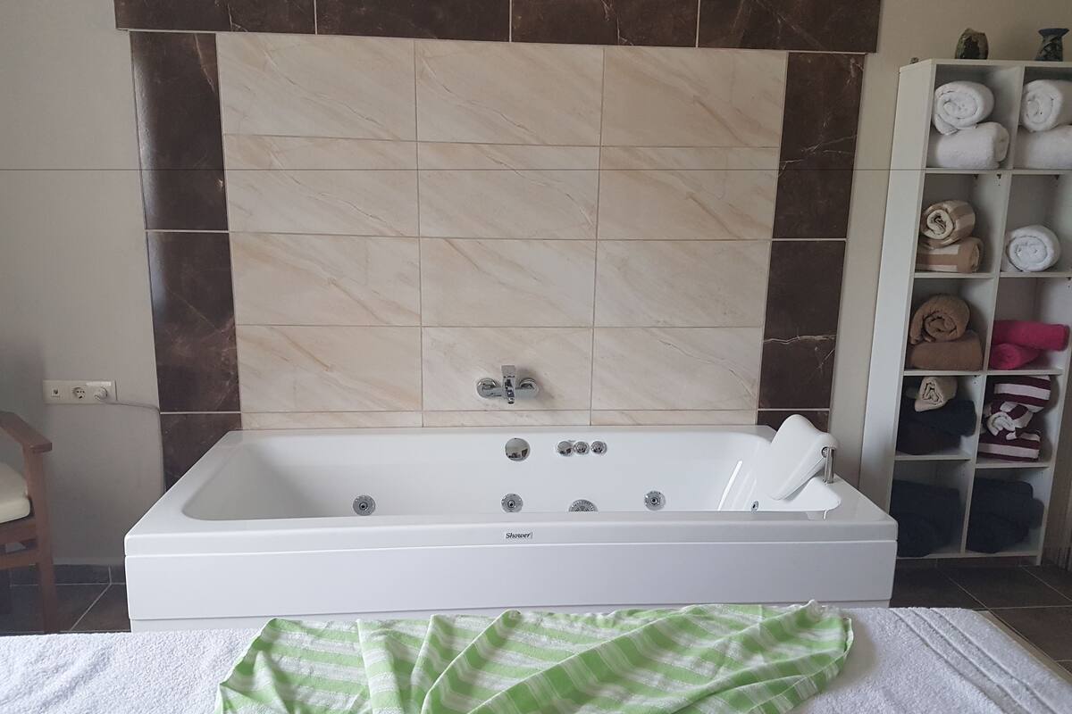 body treatments, hydrotherapy, aromatherapy, deep-tissue massages