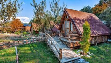 Bungalow estándar, 1 cama matrimonial, vista a la montaña, en el área del jardín | Ropa de cama de alta calidad y minibar