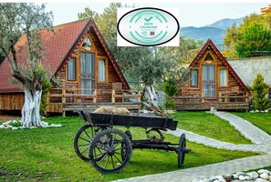 أغطية فراش متميزة وميني بار وخزنة داخل الغرفة ومكتب