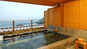 A wooden cabin with a hot spring bath, a view of the sea, and traditional Japanese sliding doors. - Atami Taikansou (Atami)