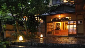 A traditional Japanese building with a wooden exterior and a stone pathway leading to the entrance. - Atami Taikansou (Atami)