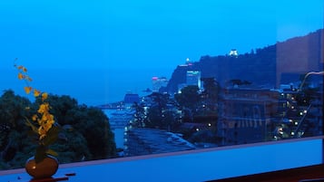 豪華客房 | 迷你吧、房內夾萬、書桌、免費 Wi-Fi