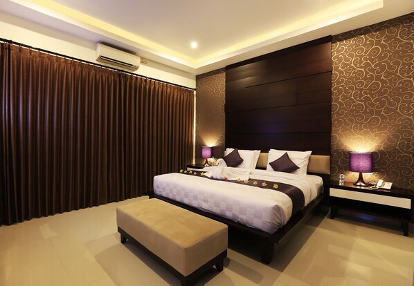 Egyptian cotton sheets, premium bedding, in-room safe, laptop workspace