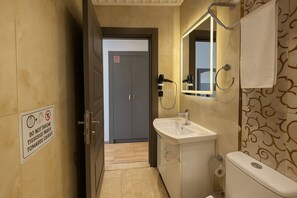 Dobbelt- eller tomannsrom – superior | Bad | Dusj, regndusjhode, toalettartikler (inkludert) og hårføner