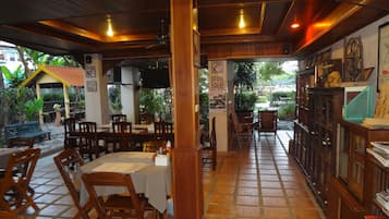 Breakfast, lunch, dinner served; Thai cuisine