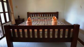 Desk, rollaway beds, free WiFi