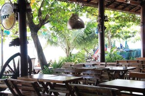 4 restaurants, breakfast, lunch, dinner served; Thai cuisine