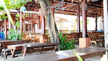 4 restaurants, breakfast, lunch, dinner served; Thai cuisine