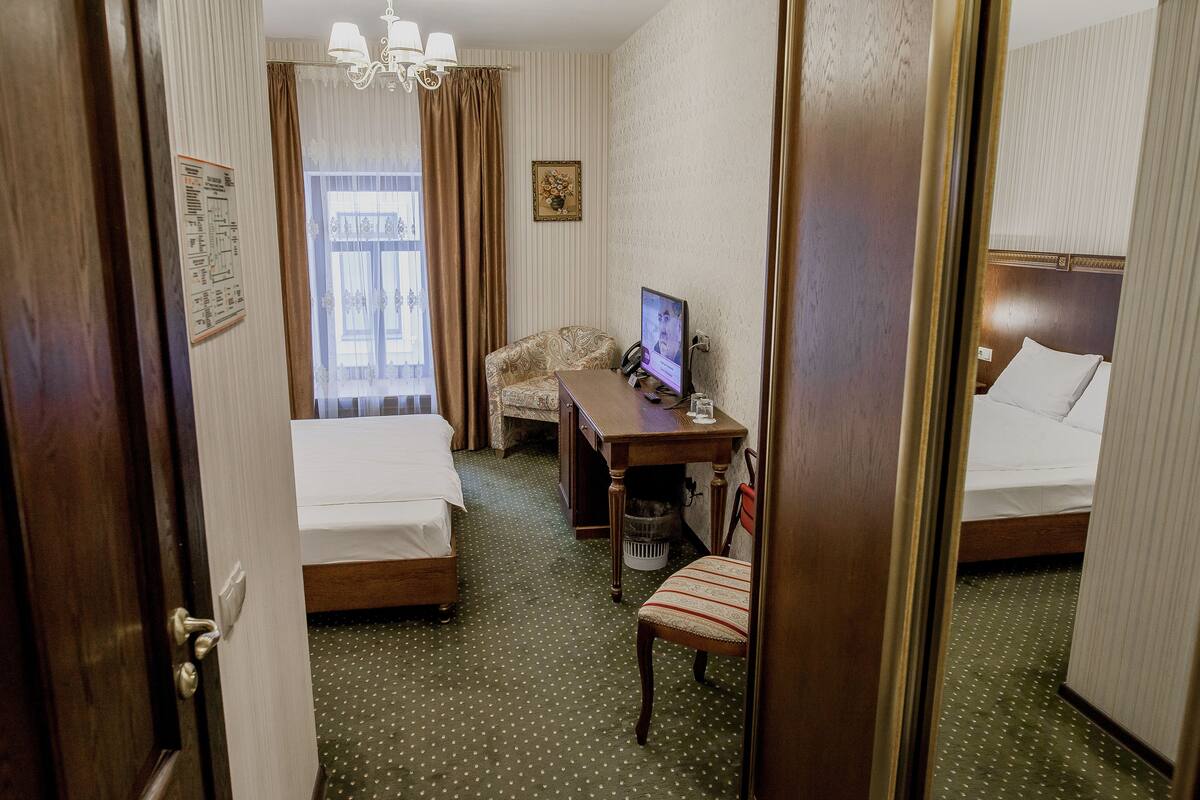 Standard-Doppel- oder -Zweibettzimmer | Minibar, Zimmersafe, Schreibtisch, Bügeleisen/Bügelbrett