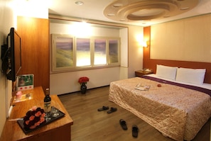 Superior Double Room, No Windows | Premium bedding, free WiFi, bed sheets - Laurel Business Hotel (Taoyuan City)