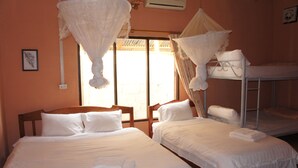Family Room | Una cassaforte in camera, una scrivania, Wi-Fi gratuito