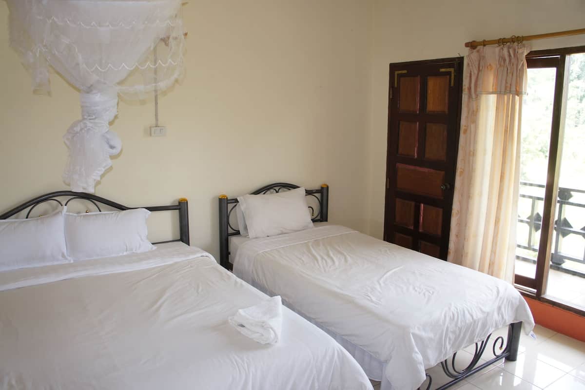Standard Triple | In-room safe, desk, free WiFi