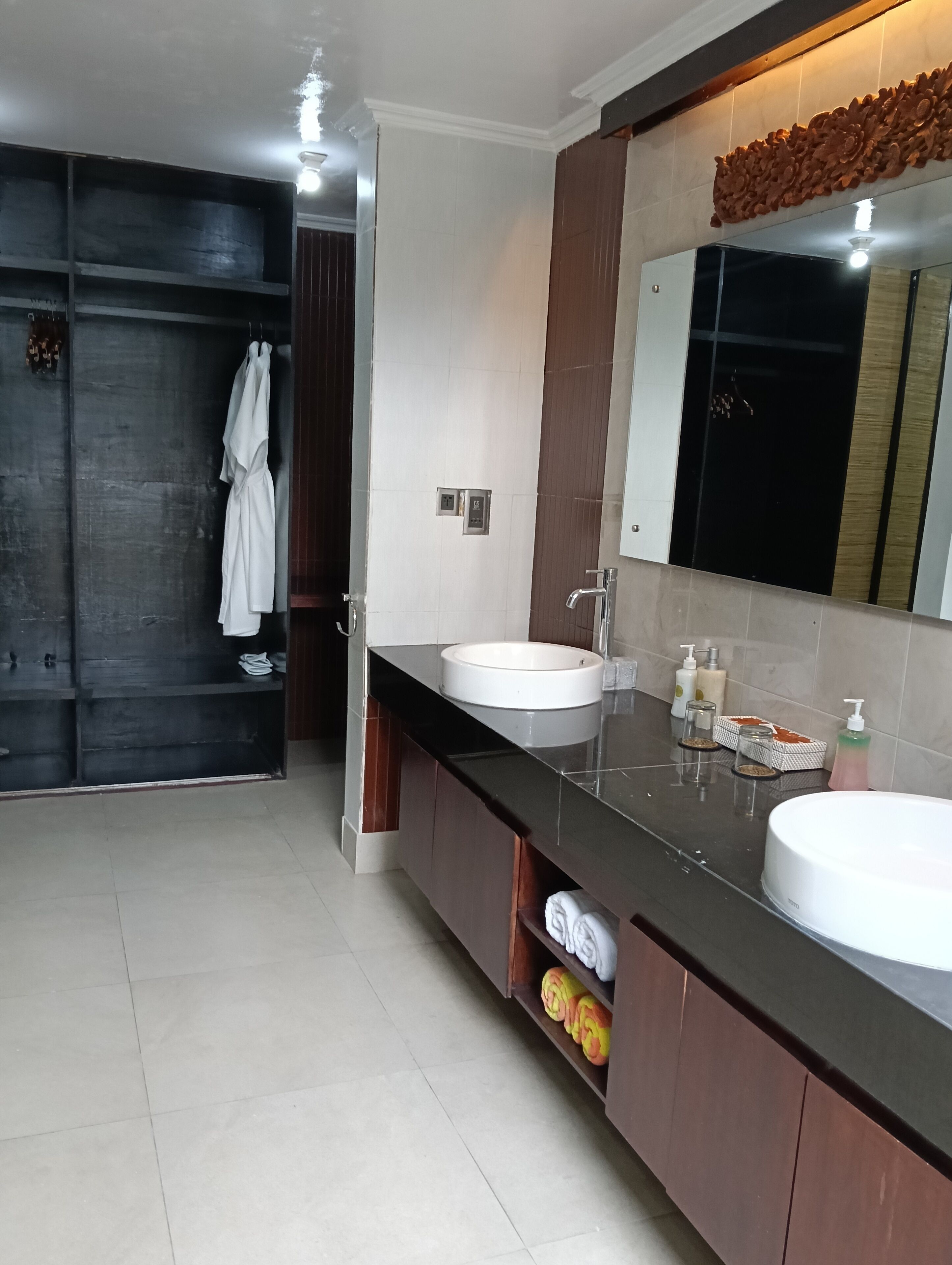 Shower, rainfall showerhead, free toiletries, towels