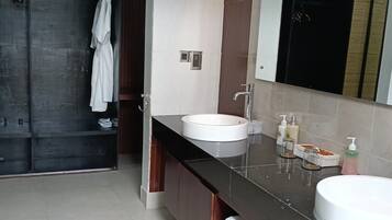 Shower, rainfall showerhead, free toiletries, towels