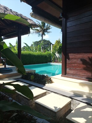 4 outdoor pools, pool loungers