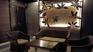 Un'area salotto con un divano, due poltrone e un tavolino.