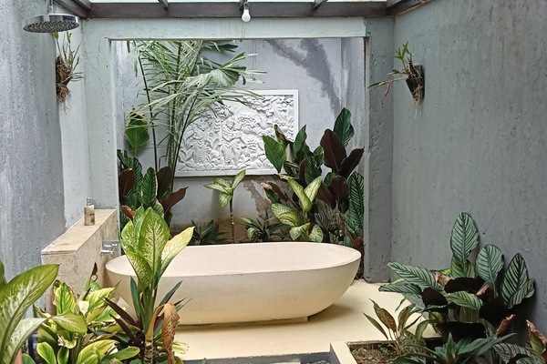 Shower, rainfall showerhead, free toiletries, bidet
