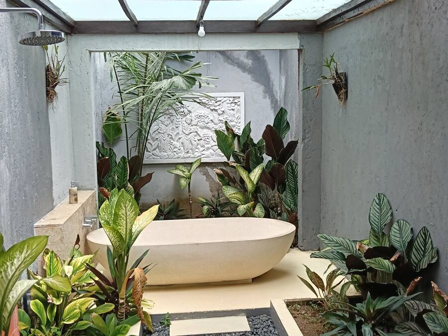 Shower, rainfall showerhead, free toiletries, towels