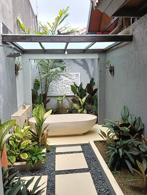 Shower, rainfall showerhead, free toiletries, towels