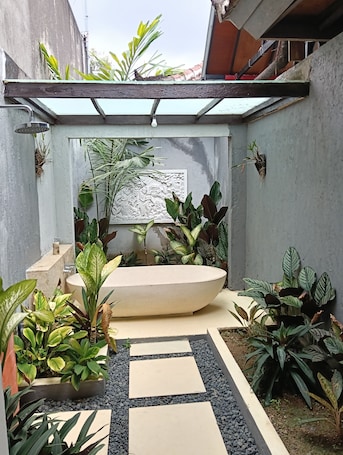 Douche, douche à « effet pluie », articles de toilette gratuits. Sri Abi Ratu Villa