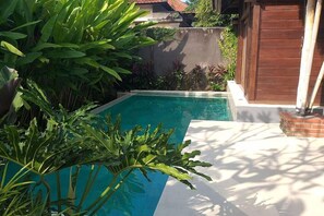 Villa Prestigio, 2 habitaciones, alberca privada | Área de sala de estar | Televisión de pantalla plana de 42 pulgadas con canales vía satélite 